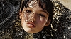 Retrato de moda de mujer con brillante vei negro | Foto de stock