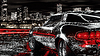 Muscle car cromado brillante con luces traseras rojas contra | Ilustración
