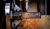 Corte CNC por láser y gas de metal, moderno | Foto de stock