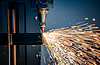 Corte CNC por láser y gas de metal, moderno | Foto de stock