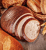 Pan recién horneado. Surtido de productos de panadería panes o | Foto de stock