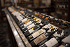 Fila de botellas de vino con vino tinto y blanco seco encendido | Foto de stock