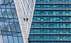 Limpiadores de ventanas profesionales en el trabajo | Foto de stock