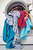 Lavadora con ropa de cama limpia | Foto de stock