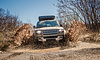 Offroad-Touristenauto fährt Offroad im Hochland | Stock Foto