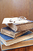 Vidrios y libros | Foto de stock