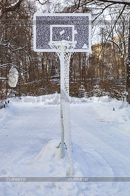 Basketball-Rückwand und Korb im verschneiten Winterpark | Foto mit hoher Auflösung |ID 7293324