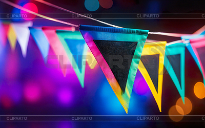 Banderas de festival multicolores forma triangular en una noche | Ilustración de alta resolución |ID 7653422