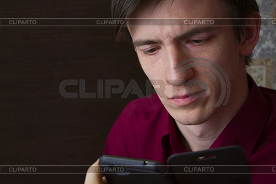 Glückliche junge Mann in lila Hemd Blick auf schwarz | Foto mit hoher Auflösung |ID 6319414